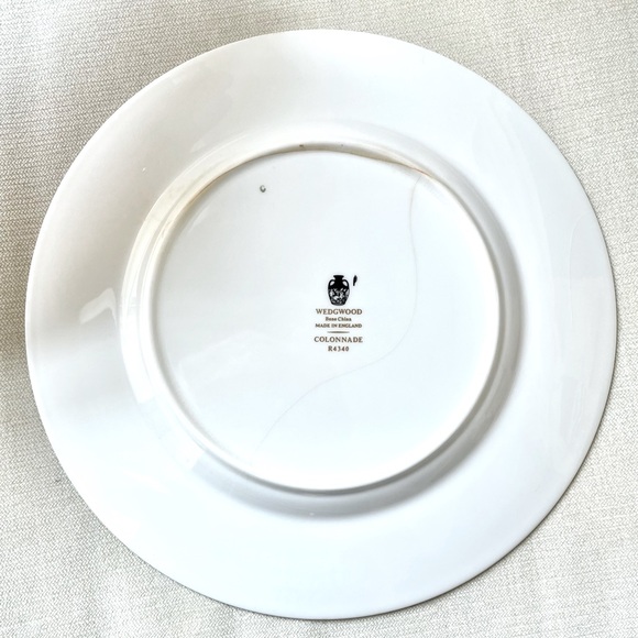 WEDGWOOD BLACK COLONNADE REAL GOLD RIM DINNER PLATE - 8” - HAIRLINE CRACK - Picture 2 of 5